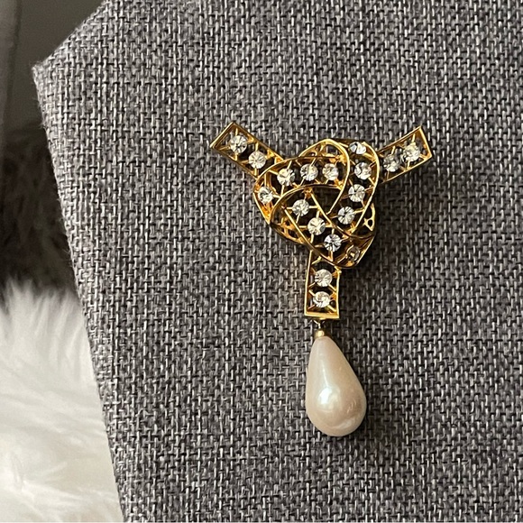 Teardrop Faux Pearl with Clear Crystals Rhinestones Gold Tone Brooch Pin - Picture 9 of 10